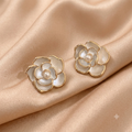 Vergoldete Edelstahl-Ohrstecker mit Kamelien-Blüten & Perle – Elegante Blumen-Ohrringe