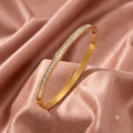 Eleganter Edelstahl-Armreif mit Baguette-Zirkonia – Vergoldeter Statement-Armreif