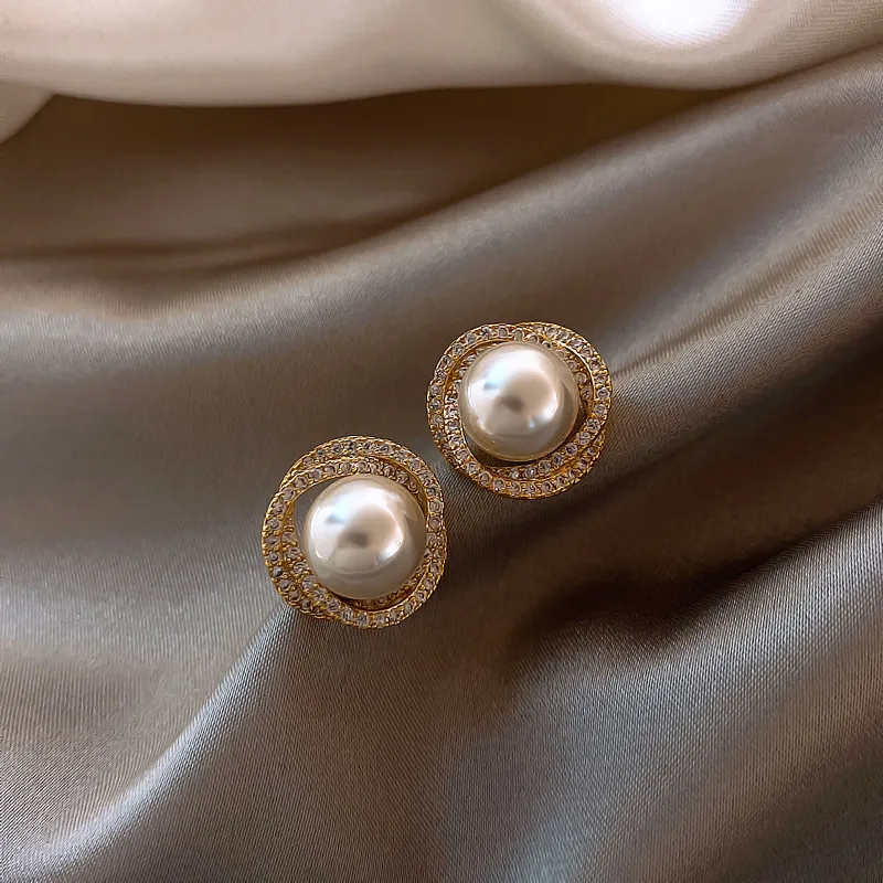 Vergoldete Edelstahl-Ohrstecker mit Perle & Zirkonia-Pavé – Elegante Twist-Ohrringe