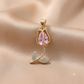 Eleganter Edelstahl-Anhänger in Tulpen-Form – Vergoldeter Blumen-Kettenanhänger mit rosa Zirkonia