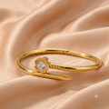 Vergoldeter Edelstahl-Armreif im Nagel-Design mit Blütenkopf & Zirkonia – Moderner Statement-Bangle