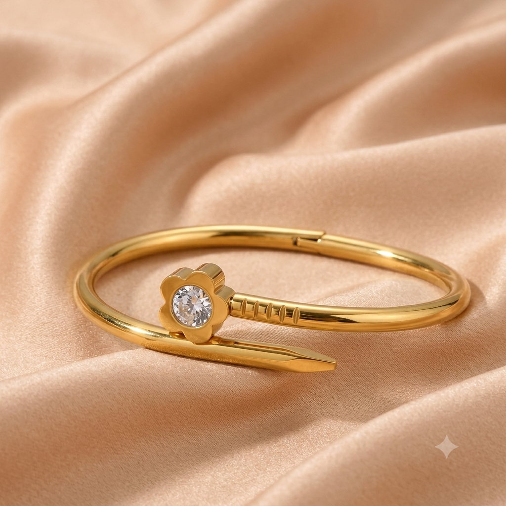 Vergoldeter Edelstahl-Armreif im Nagel-Design mit Blütenkopf & Zirkonia – Moderner Statement-Bangle