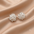 Elegante Edelstahl-Ohrstecker in Rosen-Form – Vergoldete Blumen-Ohrringe mit weißer Emaillierung