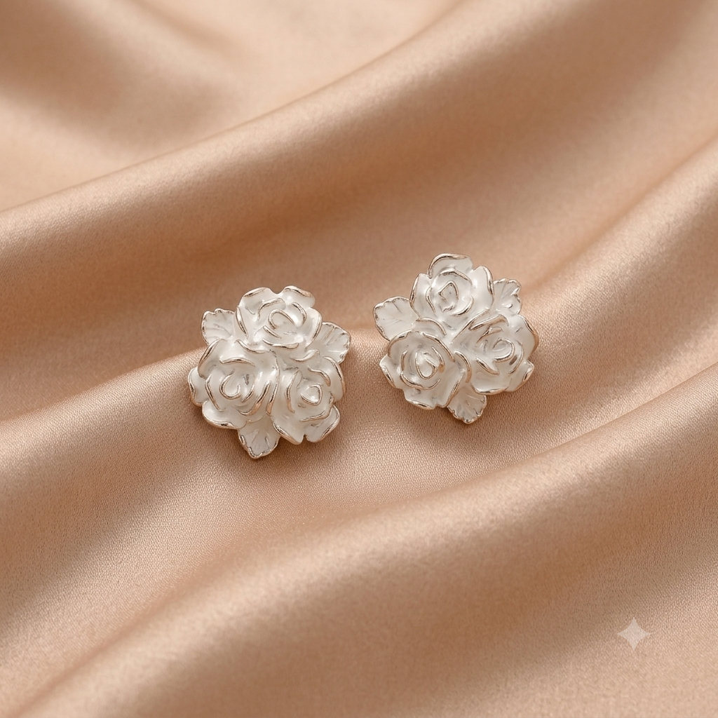 Elegante Edelstahl-Ohrstecker in Rosen-Form – Vergoldete Blumen-Ohrringe mit weißer Emaillierung