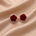 Elegante Edelstahl-Ohrstecker mit roter Samt-Rose und Perlenrand – Vergoldete Statement-Ohrringe