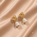 Vergoldete Edelstahl-Ohrstecker mit ineinandergreifenden Ringen & Perlen-Blüten – Elegante Tropfen-Ohrringe