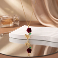 Elegante Rosen-Halskette aus Edelstahl – Goldfarben mit roter Blüte