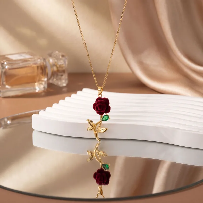 Elegante Rosen-Halskette aus Edelstahl – Goldfarben mit roter Blüte