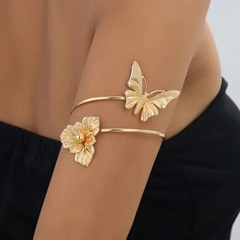 Eleganter Oberarmreif aus Edelstahl mit Schmetterling und Blume – Vergoldeter Armschmuck