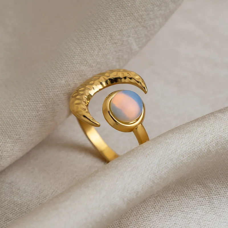 Vergoldeter Edelstahl-Ring mit Opal & Mond-Design – Wasserfester Statement-Schmuck