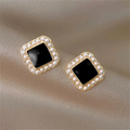 Edelstahl Perlen-Ohrstecker mit schwarzem Stein | Quadratische Statement Studs Goldfarben