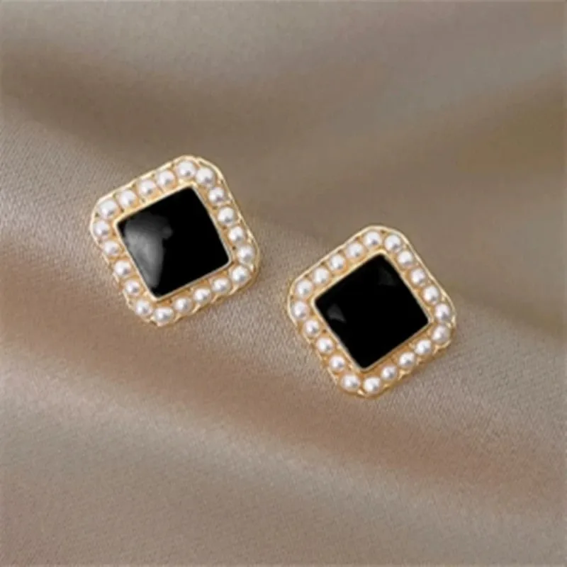 Edelstahl Perlen-Ohrstecker mit schwarzem Stein | Quadratische Statement Studs Goldfarben