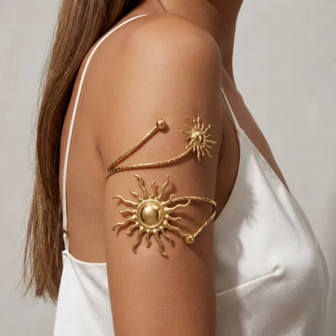 Vergoldeter Edelstahl-Armreif mit Sonnen-Motiven – Eleganter Oberarmreif / Statement-Bangle