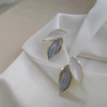 Vergoldete Edelstahl-Ohrstecker mit Blätter-Design in Marmor-Optik – Elegante Statement-Ohrringe