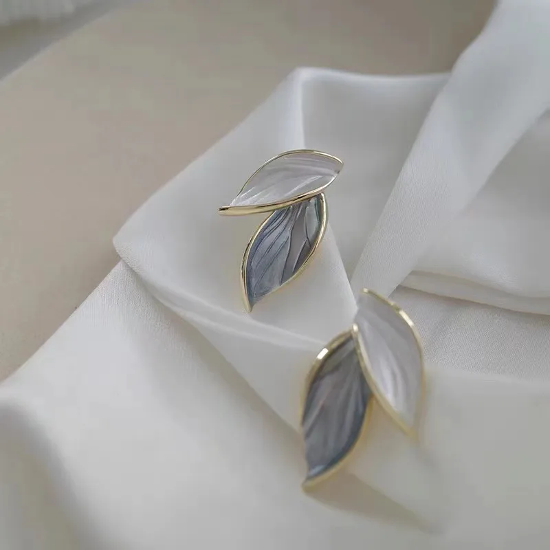 Vergoldete Edelstahl-Ohrstecker mit Blätter-Design in Marmor-Optik – Elegante Statement-Ohrringe