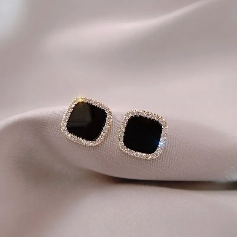 Vergoldete Edelstahl-Ohrstecker mit schwarzem Emaille & Zirkonia – Elegante quadratische Statement-Ohrringe