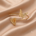 Eleganter Oberarmreif aus Edelstahl mit Schmetterling und Blume – Vergoldeter Armschmuck
