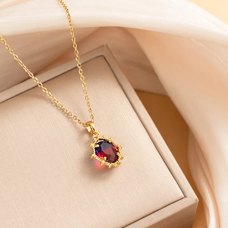 Elegante Edelstahl-Halskette mit dunkelrotem Zirkonia-Stein – Vergoldete Kette im Antik-Design