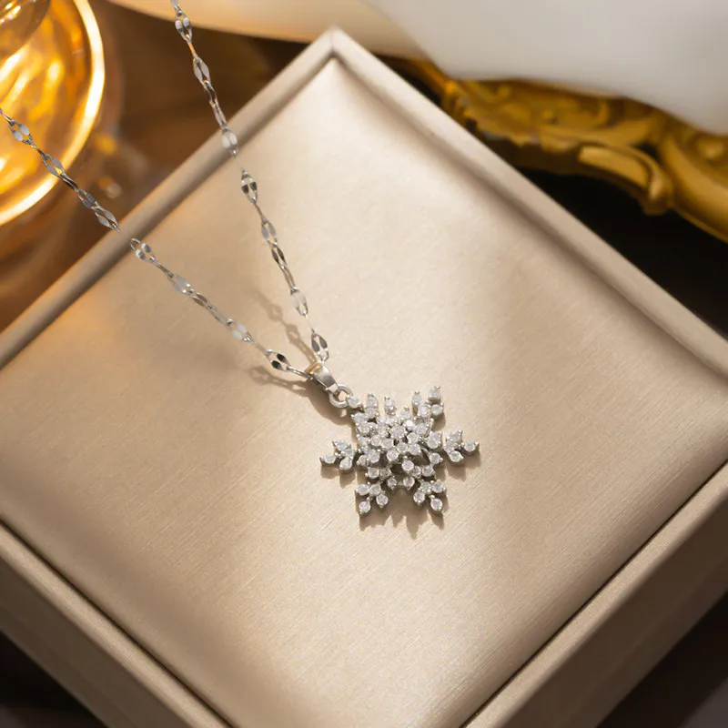 Edelstahl-Halskette mit Schneeflocken-Anhänger & Zirkonia – Elegante Winter-Kette (Silberfarben)
