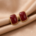 Elegante goldene Ohrstecker mit tiefroter Emaille – Abgerundetes quadratisches Design
