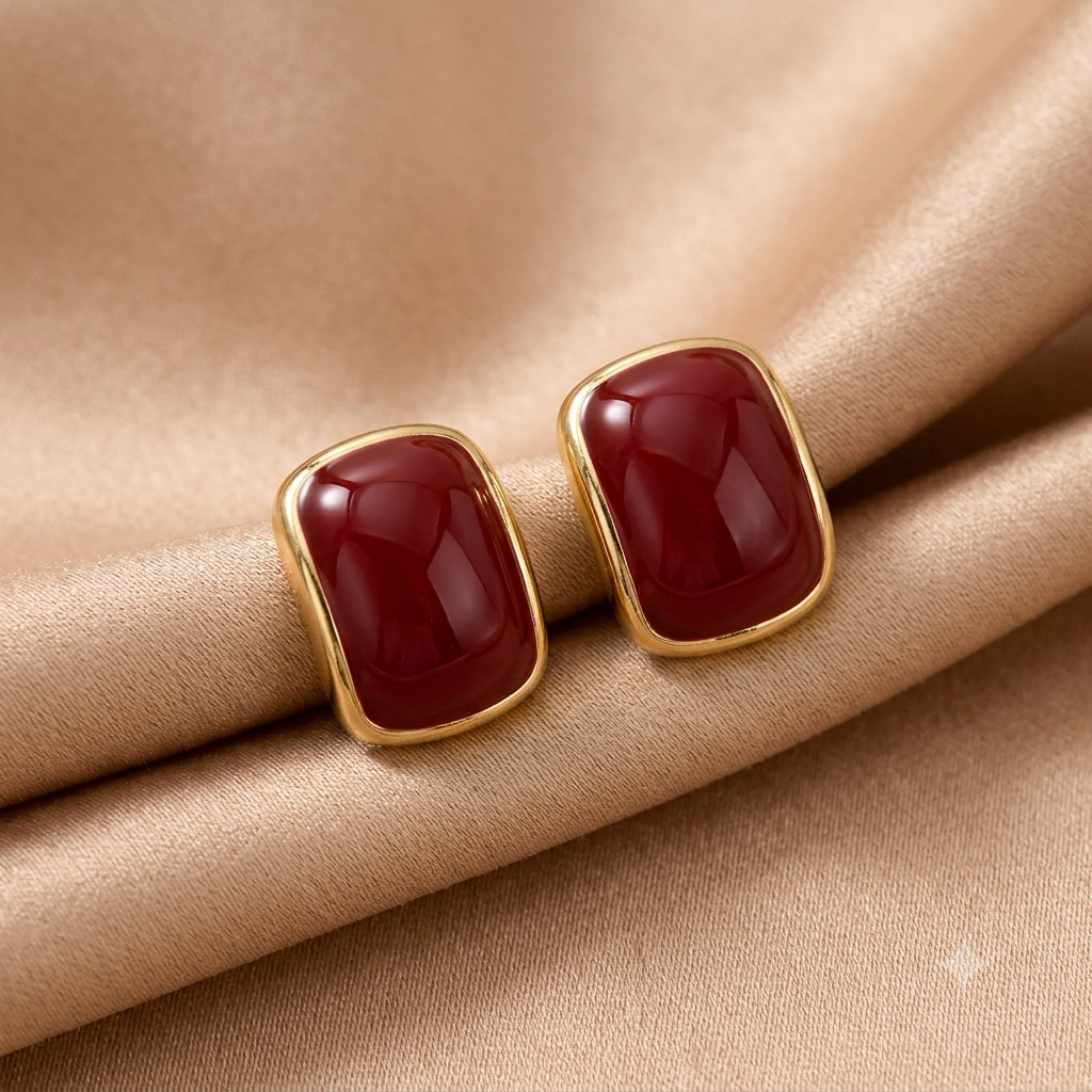 Elegante goldene Ohrstecker mit tiefroter Emaille – Abgerundetes quadratisches Design