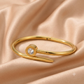 Vergoldeter Edelstahl-Armreif im Nagel-Design mit Zirkonia – Moderner Statement-Bangle