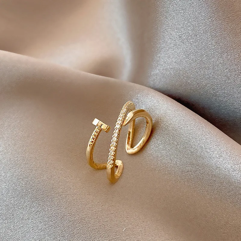 Moderner Edelstahl-Ring im Nagel-Design – Vergoldeter Statement-Ring mit Zirkonia