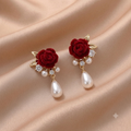 Elegante Edelstahl-Hängeohrringe mit roter Samt-Rose, Perlen und Zirkonia – Vergoldeter Statement-Schmuck