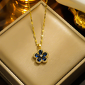 Vergoldete Edelstahl-Halskette mit blauer Blumen-Blüte & Zirkonia – Elegante Statement-Kette